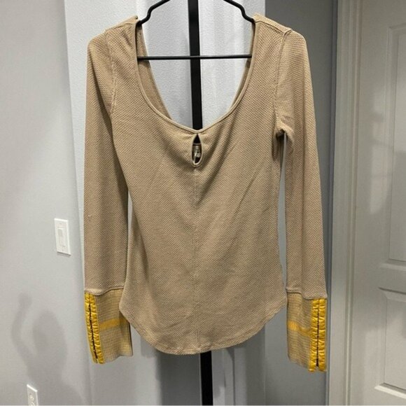 Free people mod stripe tan yellow hook eye cuff thermal top womens Medium - Picture 2 of 7